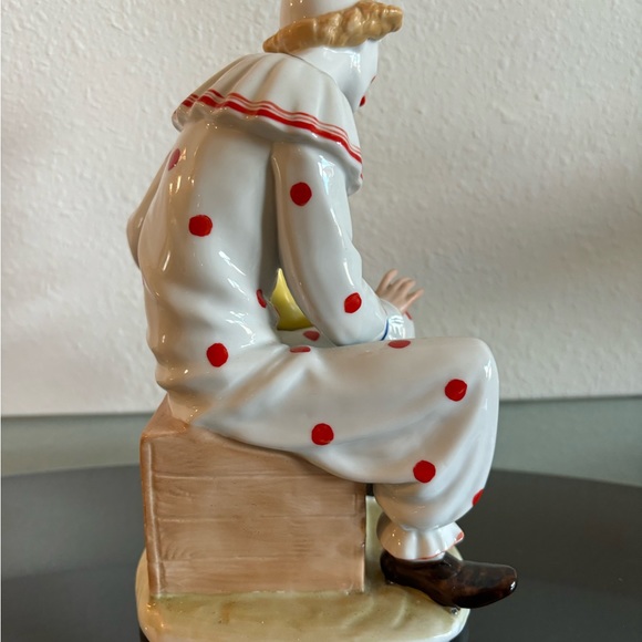 House of global art. Seated clown with young boy music box. - Picture 5 of 7